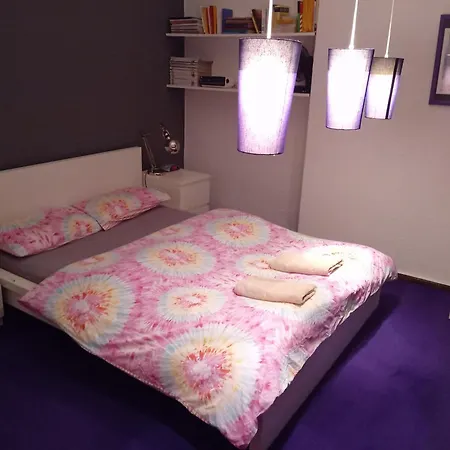Double Bed In Sharing Lejlighed