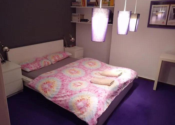 Double Bed In Sharing דירה